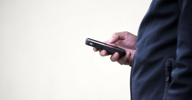 Estas son las actitudes de las personas que no sueltan el celular