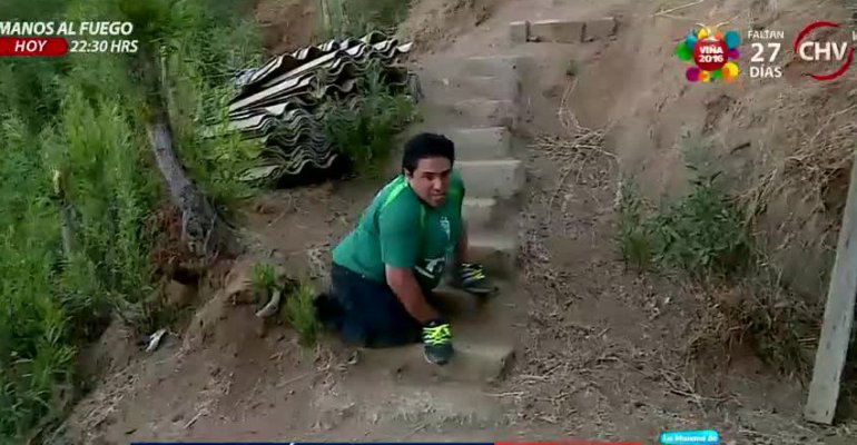 Hombre sube y baja cien peldaños con sus manos