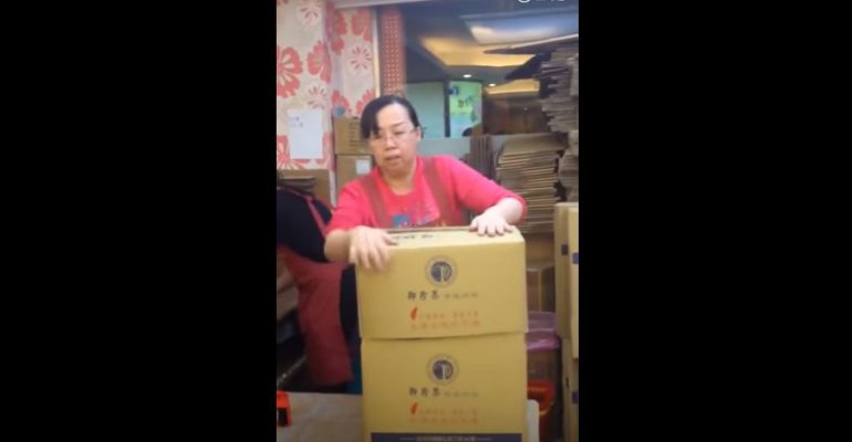 Empaquetadora Kung Fu causó furor en redes sociales