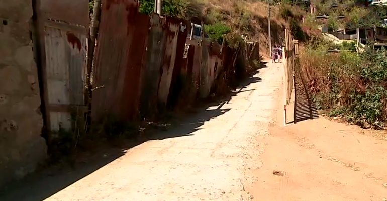 Habitante de Cerro Cordillera cerrará calle de uso público y cobrará peaje