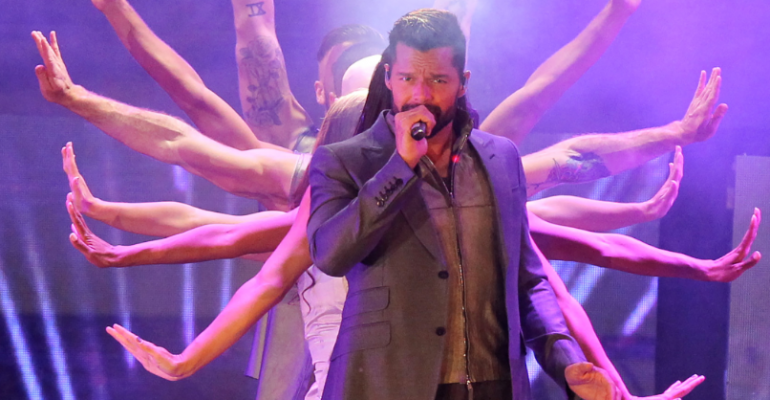 Fanáticas tuvieron que desinfectarse para acercarse a Ricky Martin