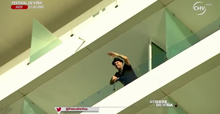 Nicky Jam interrumpió entrevista de Natalia Valdebenito en Fiebre de Viña