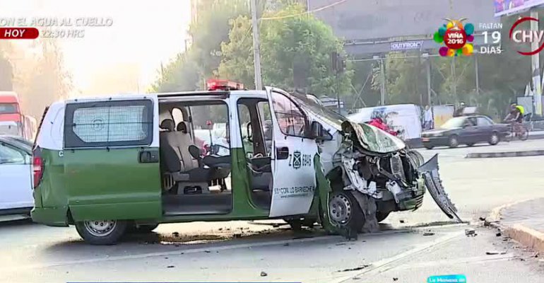 Furgón de Carabineros chocó con un bus de Transantiago en La Reina