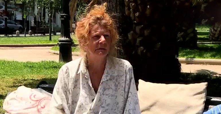 La historia de Erna Álvarez: de millonaria a vivir en una plaza