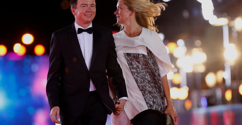 Rick Astley y su diseñadora se lucieron en la alfombra roja de la Gala