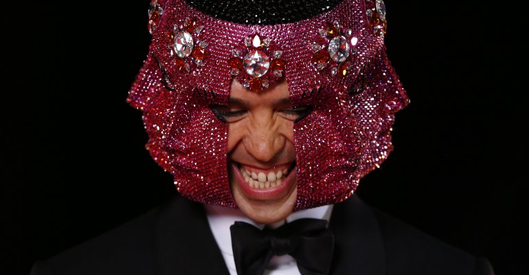 Di Mondo sorprendió con máscara y colorida ropa en la Gala - Parte 2