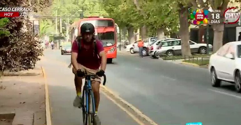 Paradero de micros y ciclovía comparten calle en Ñuñoa