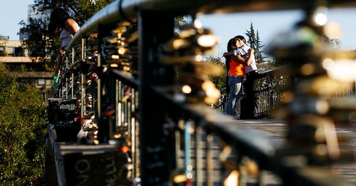 Puente de los enamorados corre peligro por peso de candados