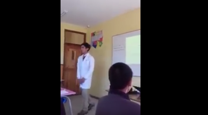 Profesor fue grabado mientras enseñaba historia rapeando