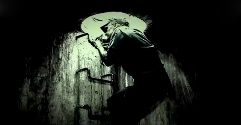 Hombre Topo vive en alcantarilla y pide ayuda para sobrevivir