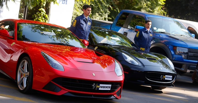 Conoce los lujosos autos Ferrari de Patricio Santos