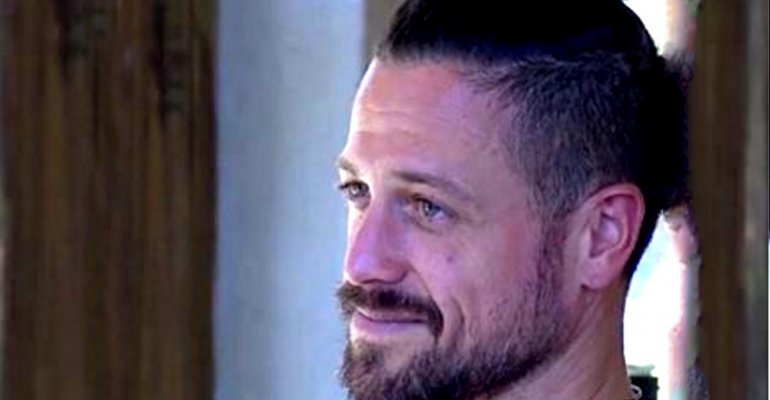 Pascual Fernández impone la moda del moñito en reality