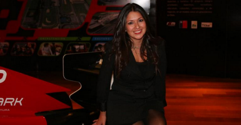 La mujer que la rompe en el mundo de la mecánica automotriz - Parte 1