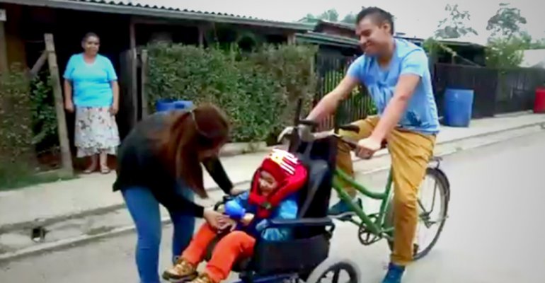 Familia modificó bicicleta para transportar a su hijo