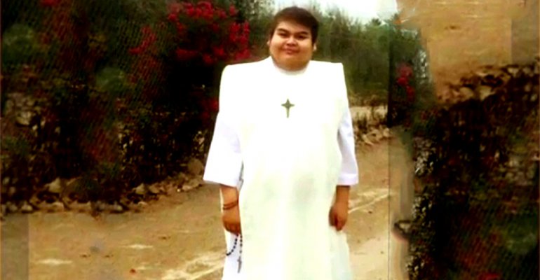 Hombre se hizo pasar por religioso y estafó por $20 millones