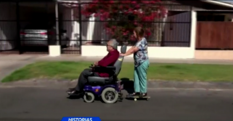 Abuelita skater acompaña a su esposo en silla de ruedas - Parte 2