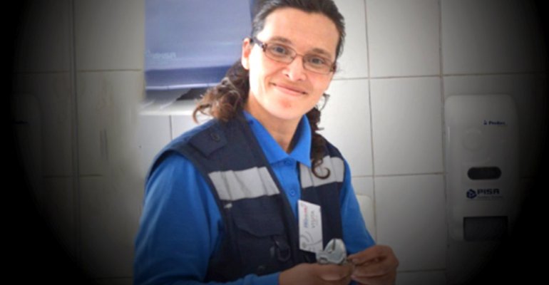 Mujer causa furor en el negocio de la gasfitería