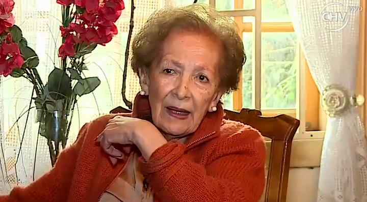 Abuelita teme que casa vecina se derrumbe sobre la suya