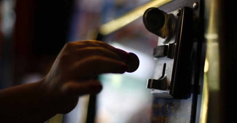 Hombre gastó 5 millones de pesos de su novia en tragamonedas