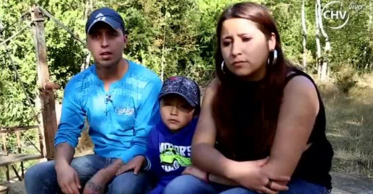 Niño que debe cruzar río para llegar al colegio pide puente