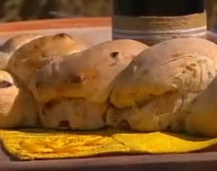 Panes trenzados de longaniza, tomates secos y aceitunas