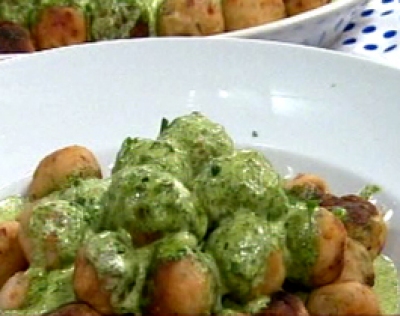 Albóndigas de pescado con papa cocida y salsa verde