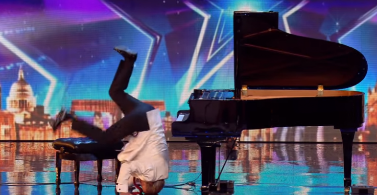 Abuelo tocó piano de cabeza en programa de talento británico