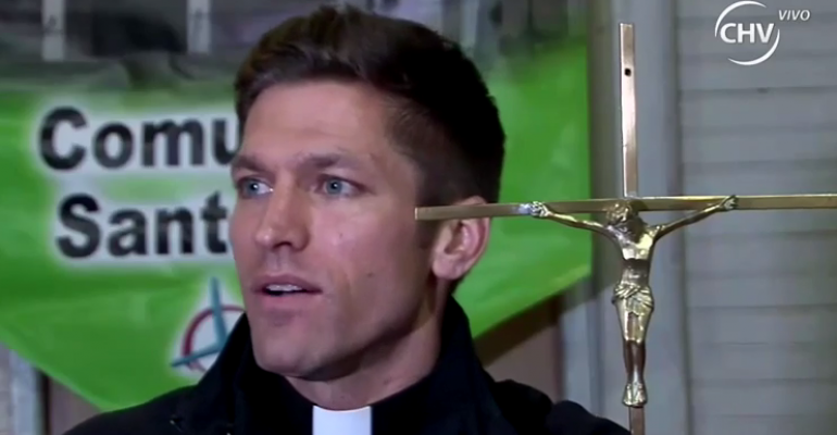 Ex futbolista revolucionó misa tras convertirse en cura