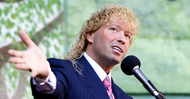 Farkas donó 2 millones a cantante y envió mensaje a Chiloé