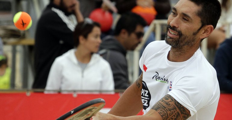 Marcelo Ríos podrá orinar en todo el bar si cumple desafío