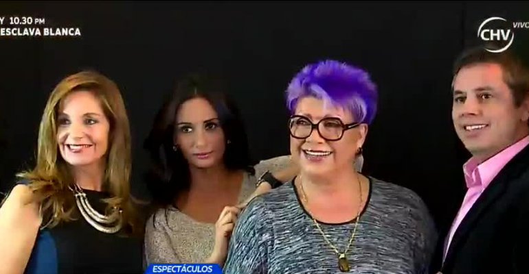 Pamela Díaz y su sesión de fotos de obra de Paty Maldonado