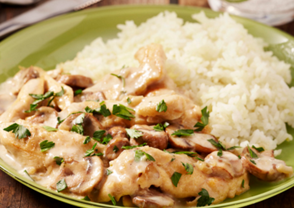 Pollo en salsa de champiñones con arroz