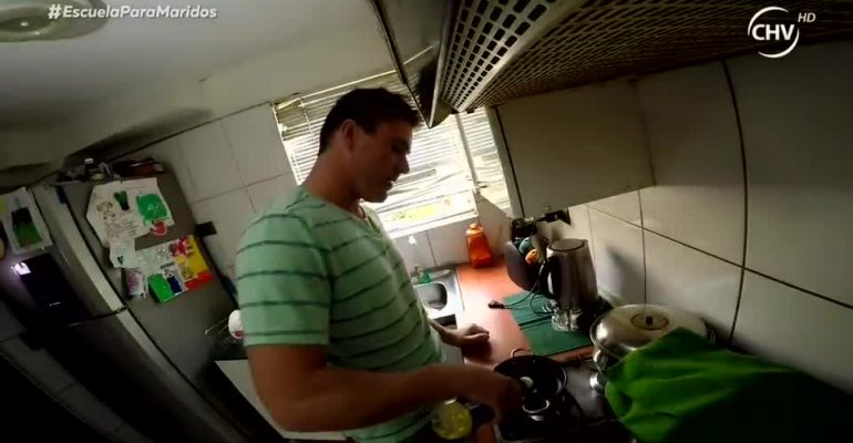 Víctor Loyola cambió de roles con su mujer en la tarea