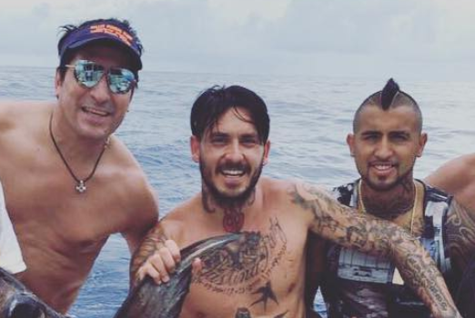 Vidal y Miami Boys son criticados por foto con Pez Espada