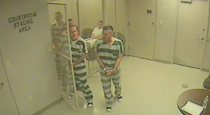 Reos escaparon para salvar a guardia que sufría infarto