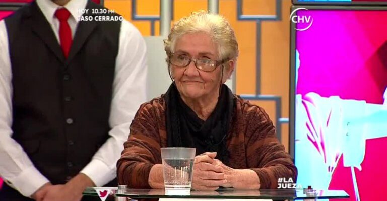 Clorinda exige a María que desaloje a arrendatarios por malos olores - Parte 1