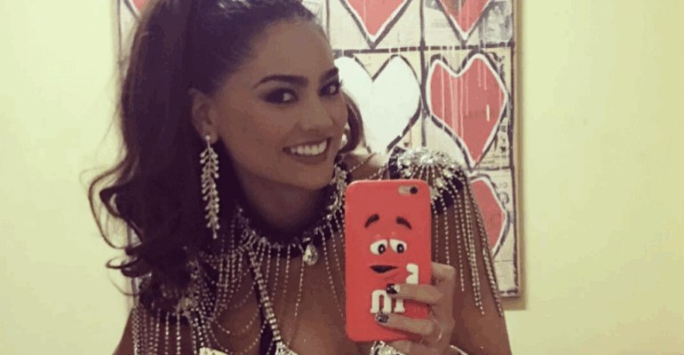 Camila Recabarren y polémica por besar a su hija en la boca