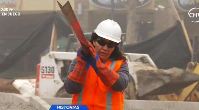 Mujer soldadora trabaja para palear su fibromialgia