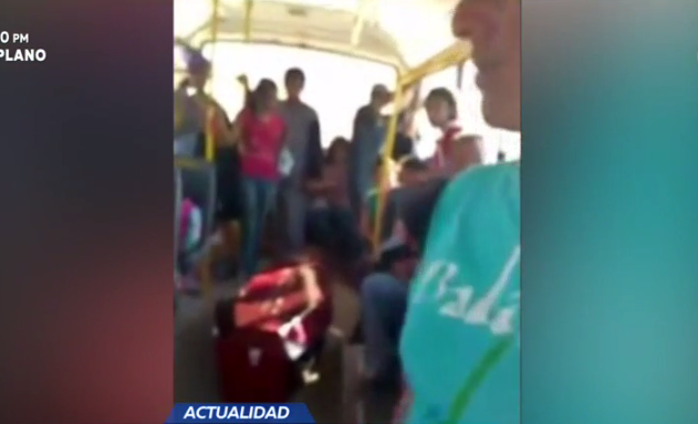 Sorprendente traslado de ataúd en transporte público