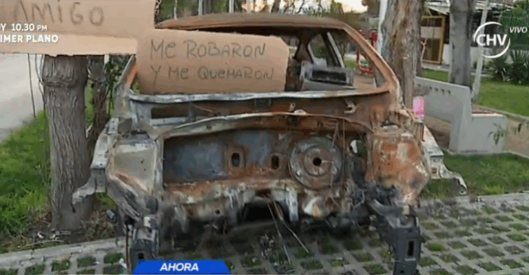 Taxista protesta que delincuentes robaron y quemaron su auto