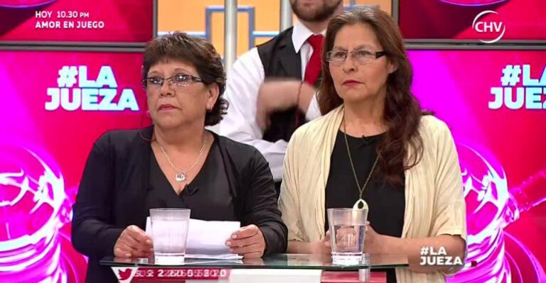 María exige a Elizabeth que desaloje la sede de la junta vecinal - Parte 1