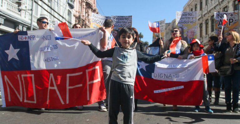 Familias se manifestaron a lo largo de Chile contra las AFP