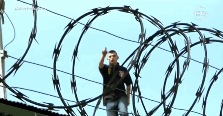 Recluso amenazó a gendarmes tras subir a techo de 15 metros