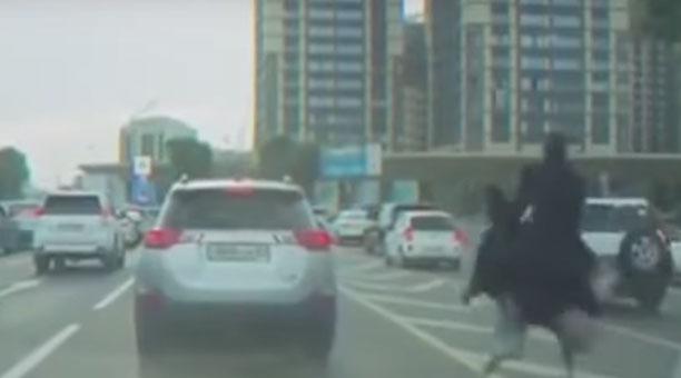 Hombre evadió taco montando un avestruz