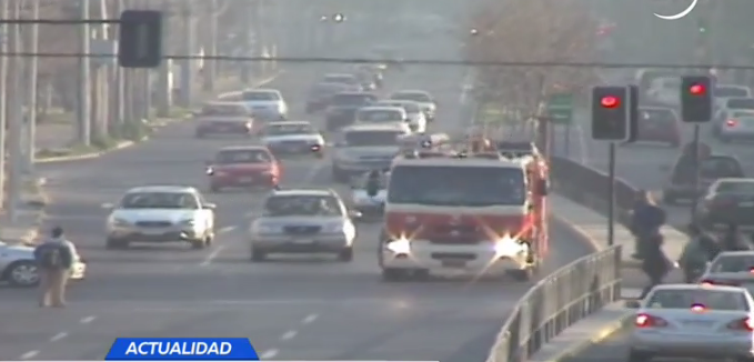 Carabineros pasó parte a bomberos por pasar con luz roja