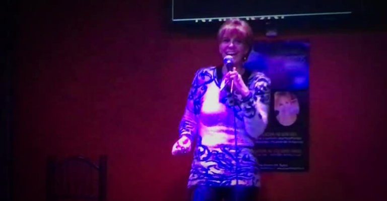 Paulina Nin debió reinventarse como animadora de karaoke