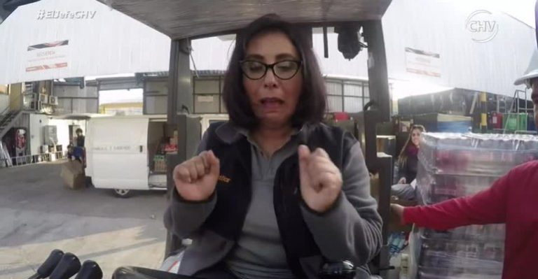 Jefa de Vendomática tuvo percance con máquina de carga