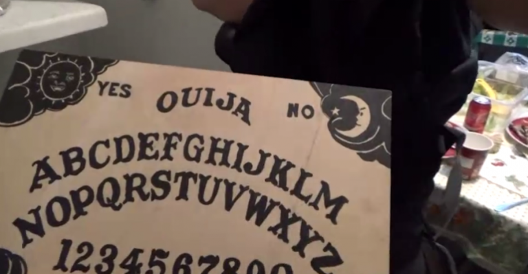 Juegos de azar y tabla de Ouija entre los objetos allanados en la cárcel