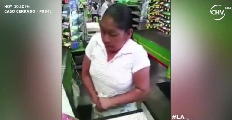 Mujer intentó robar cajas de chicles ocultándolas en falda