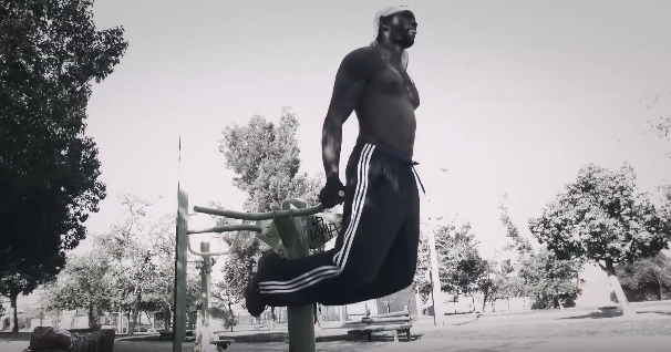 Panameño desafió a Carola de Moras para hacer ejercicios